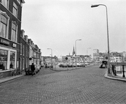 66209 Gezicht op de hoek Oranjestraat (links) en de Weerdsingel W.Z. te Utrecht, vanaf de Zandbrug, met tussen de ...